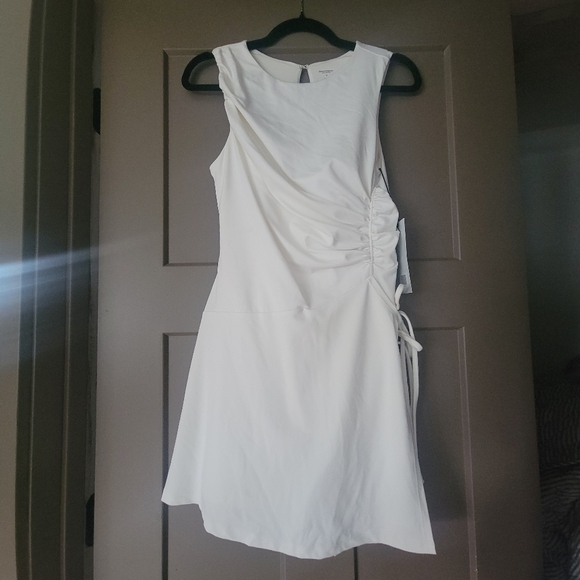 Elegant White Sleeveless Dress - Picture 1 of 3